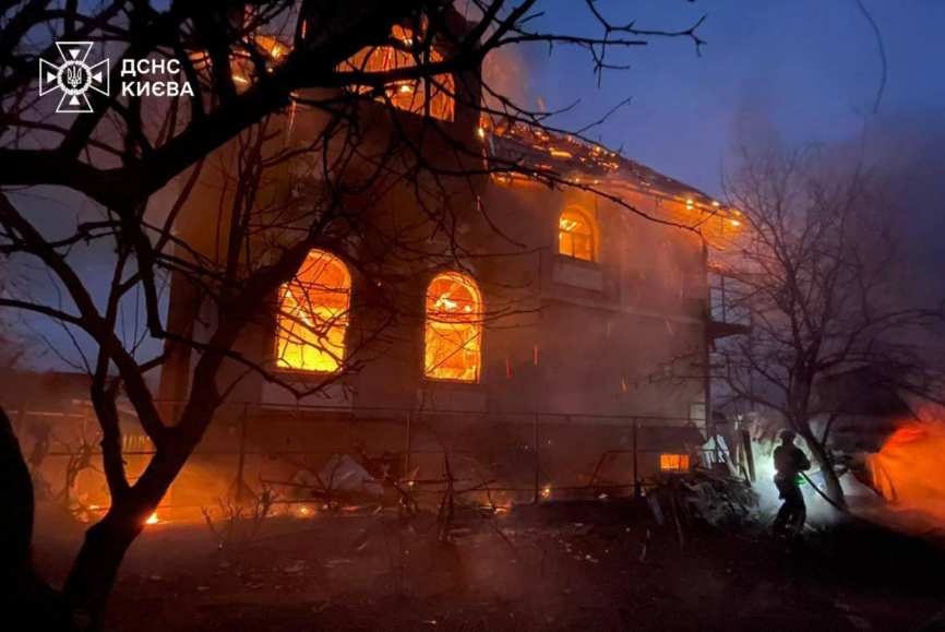 Пожежі, пошкоджені авто та будинки: перші кадри наслідків атаки РФ на Київ